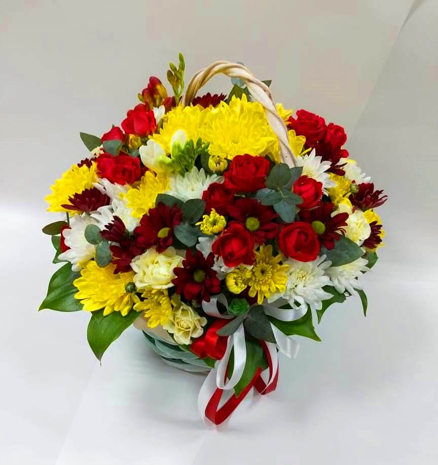 Цветочная композиция из Хризантемы и Розы в корзине в Лабинске