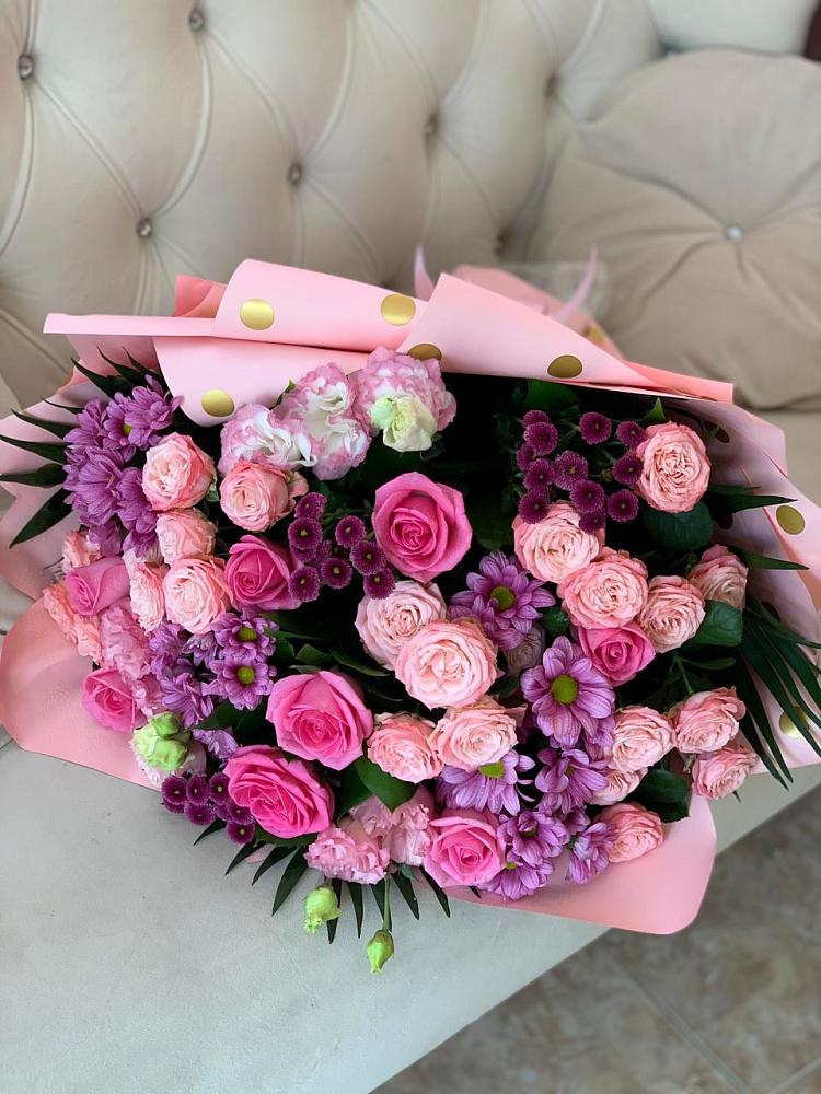 Букет цветов из: Хризантемы, Розы и Лизиантусы в Лабинске