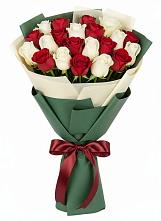 Букет Микс из красных и белых роз в Лабинске