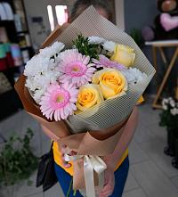 Букет цветов из:  Герберы, Розы и Хризантемы в Лабинске