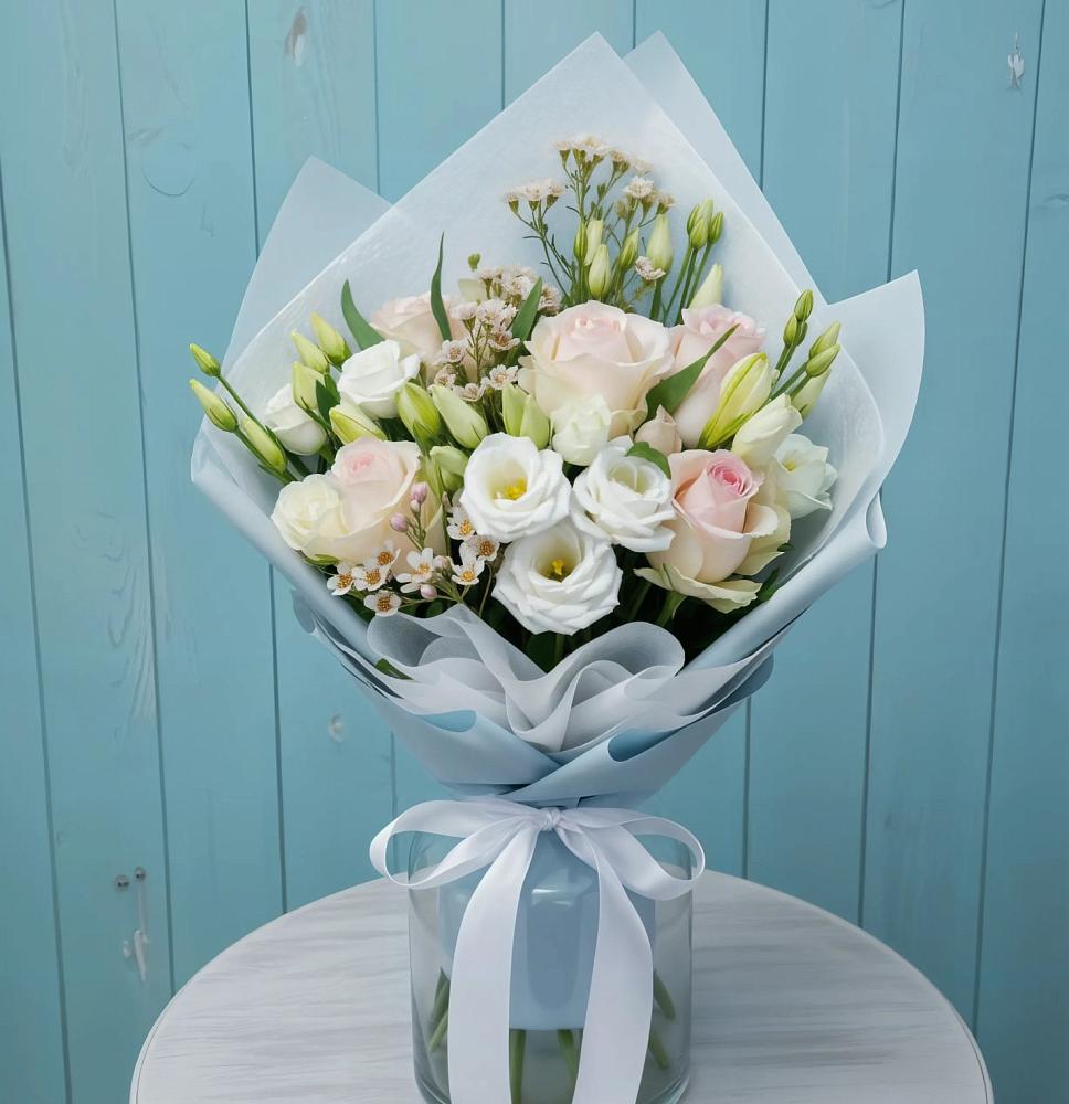 Букет цветов из: Розы и Лизиантусы в Лабинске