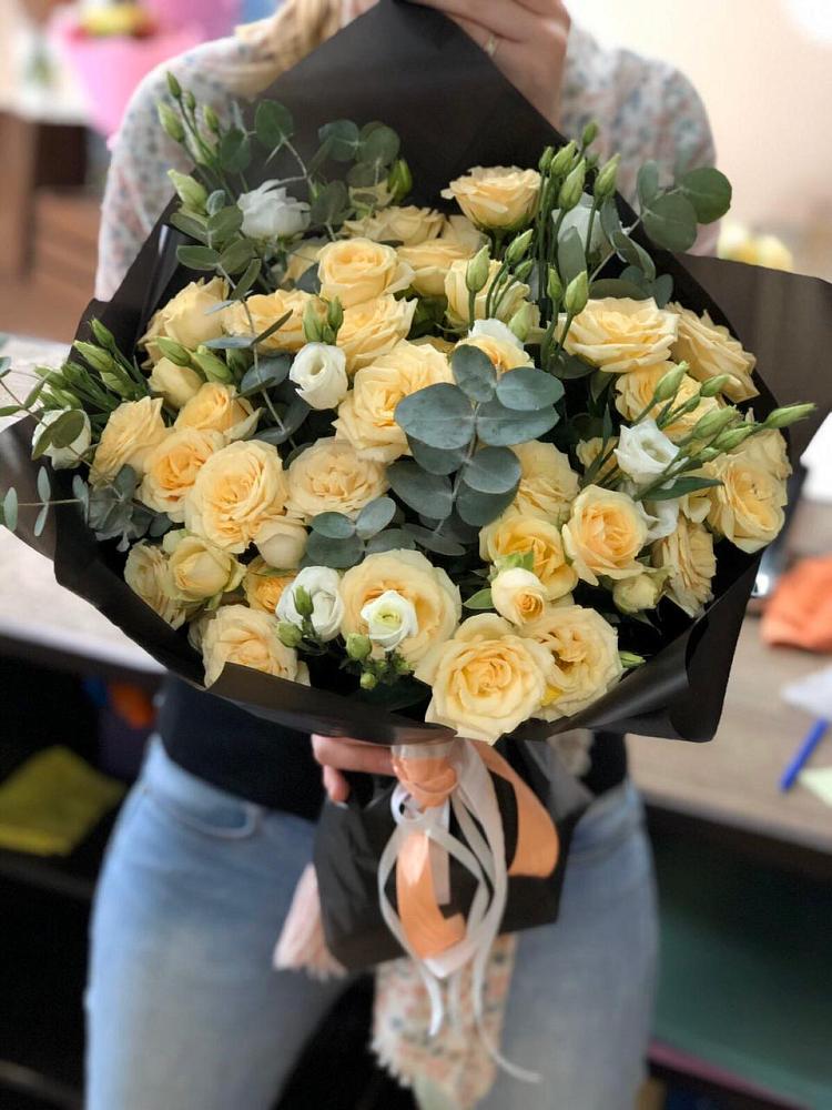 Букет цветов из: Розы и Лизиантусы в Лабинске