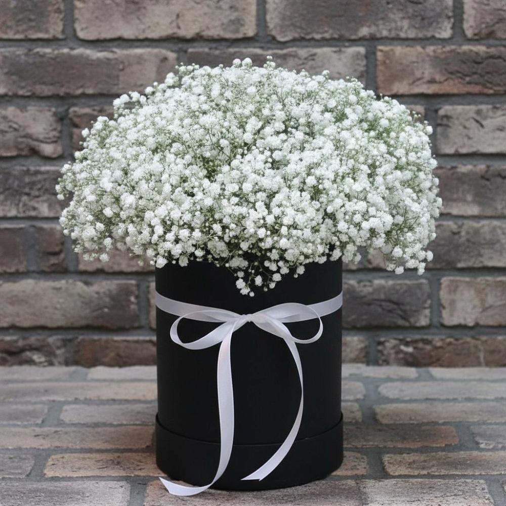 Цветочная композиция из Гипсофила в шляпной коробке в Лабинске