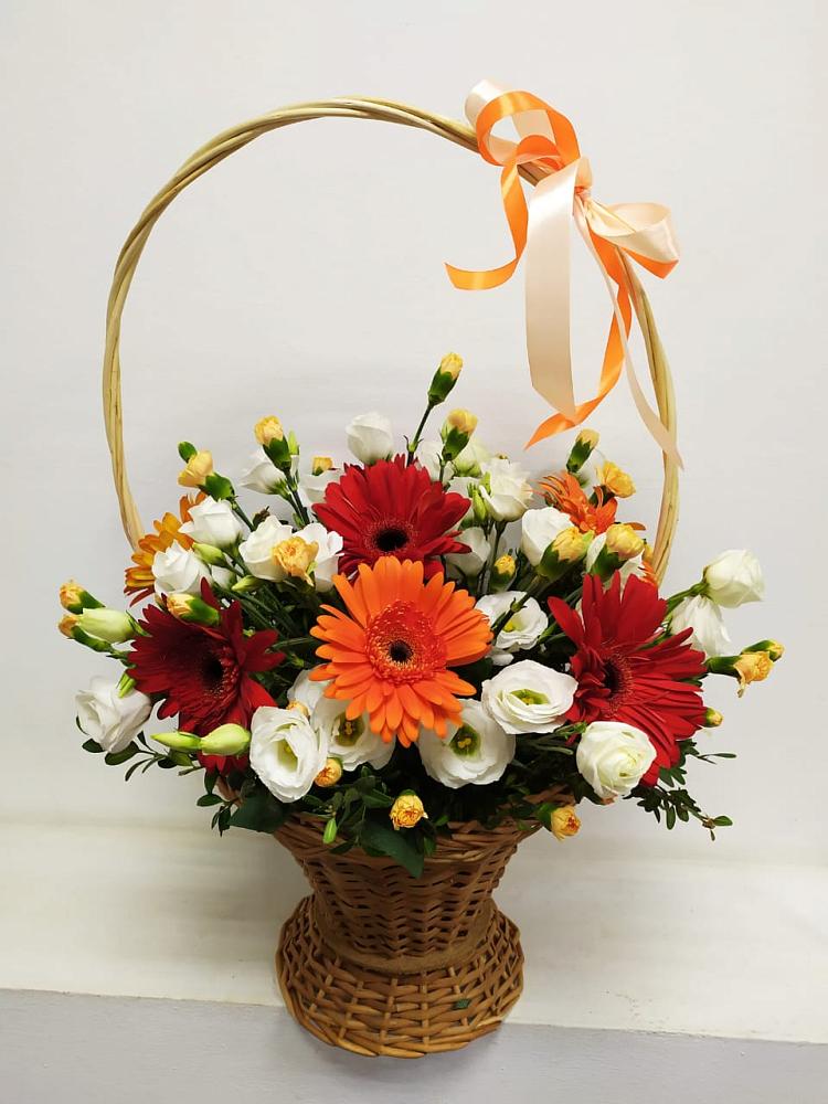 Цветочная композиция из Герберы и Хризантемы в корзине в Лабинске