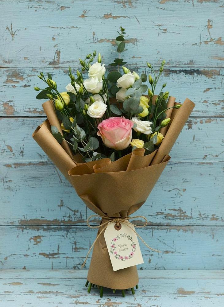 Букет цветов из: Розы и Лизиантусы в Лабинске