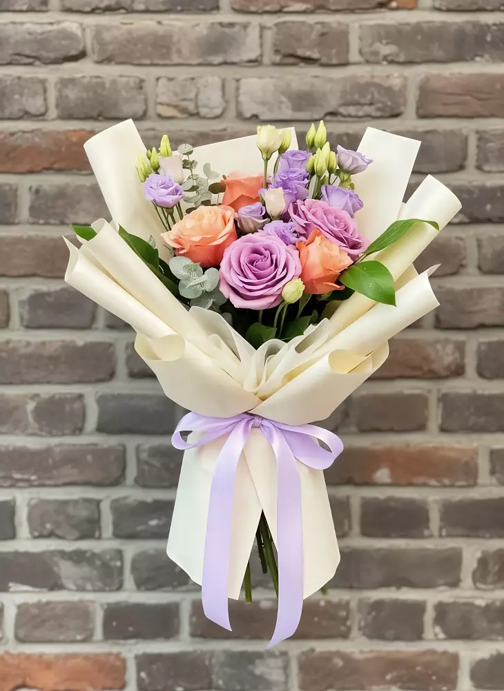 Букет цветов из: Лизиантусы и Розы в Лабинске