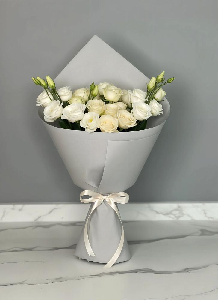 Букет цветов из: Розы и Лизиантусы в Лабинске