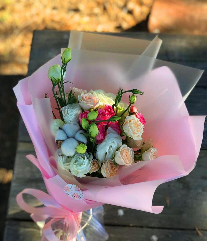 Букет цветов из: Розы и Лизиантусы в Лабинске