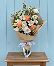Букет цветов из:  Альстромерии, Лизиантусы, Розы и Хризантемы в Лабинске
