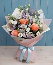 Букет цветов из:  Лизиантусы, Розы, Альстромерии и Гипсофила в Лабинске