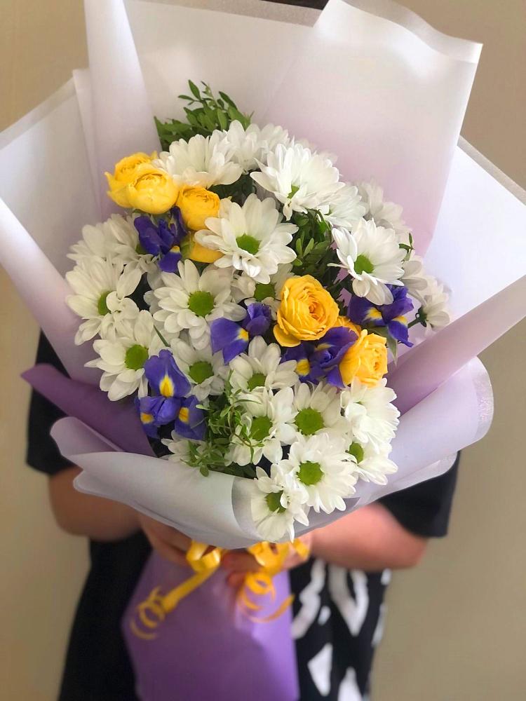 Букет цветов из: Ирисы, Хризантемы и Розы в Лабинске