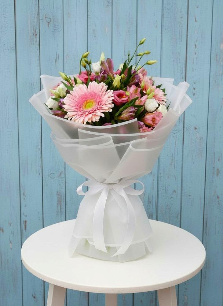 Букет цветов из: Герберы, Альстромерии и Лизиантусы в Лабинске