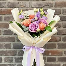 Букет цветов из:  Лизиантусы и Розы в Лабинске