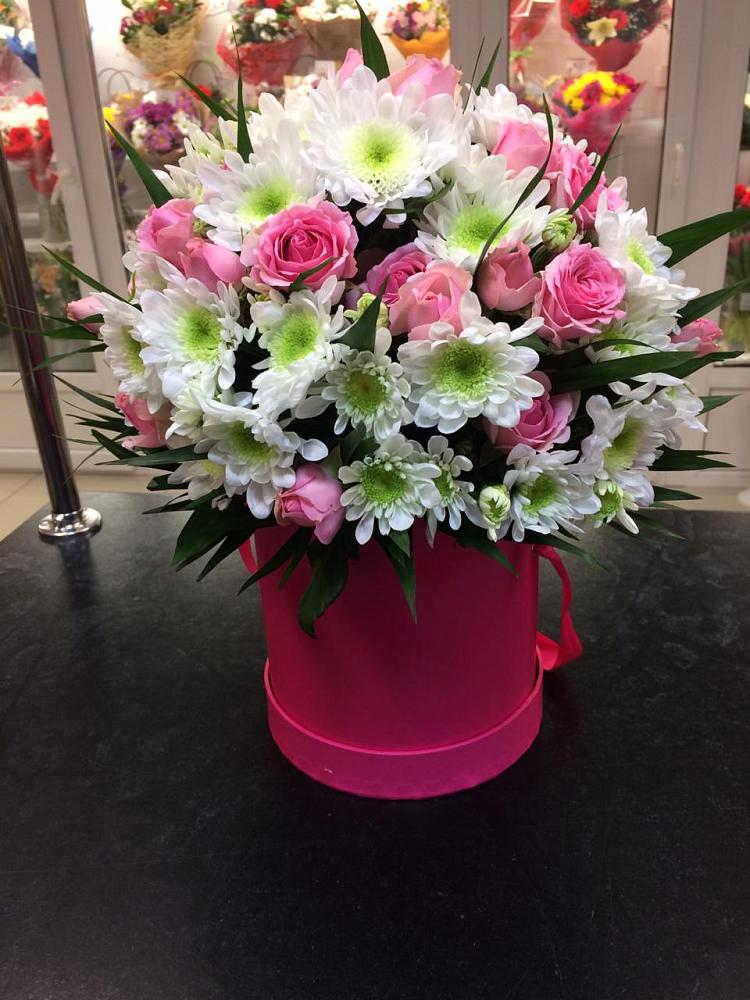 Цветочная композиция из Розы и Хризантемы в шляпной коробке в Лабинске