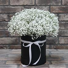 Цветочная композиция из Гипсофила в шляпной коробке в Лабинске