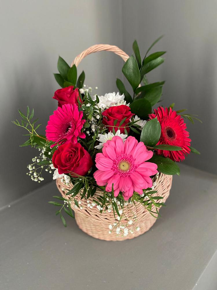 Цветочная композиция из Розы, Хризантемы и Герберы в корзине в Лабинске