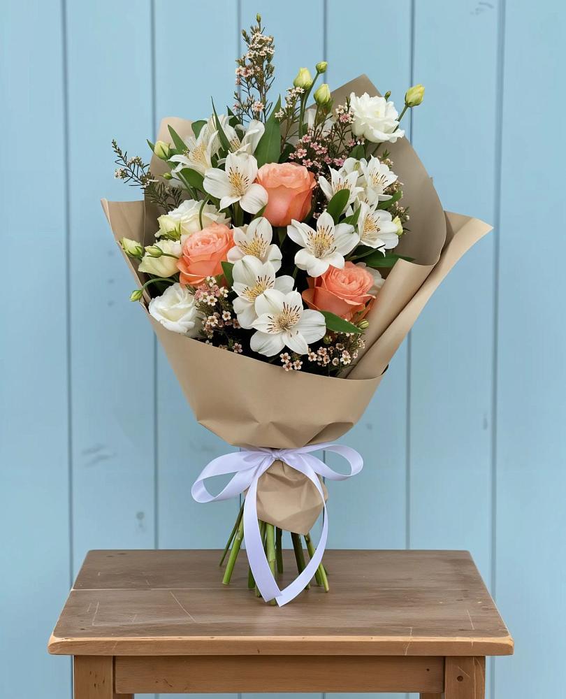 Букет цветов из: Альстромерии, Лизиантусы, Розы и Хризантемы в Лабинске