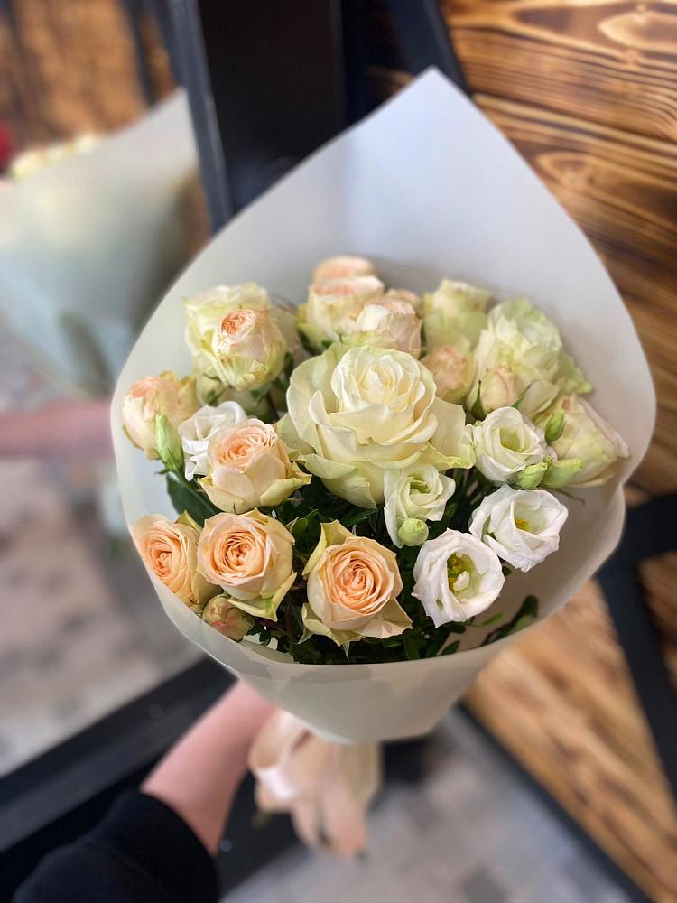 Букет цветов из: Розы и Лизиантусы в Лабинске