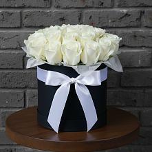 Цветочная композиция из Розы в шляпной коробке в Лабинске